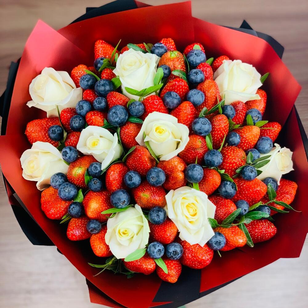 Букет из ягод и цветов «Яркая страсть»