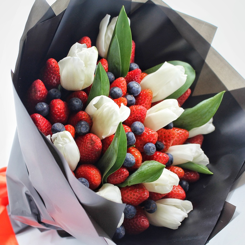 Букет из ягод и цветов «Лёд и пламя»