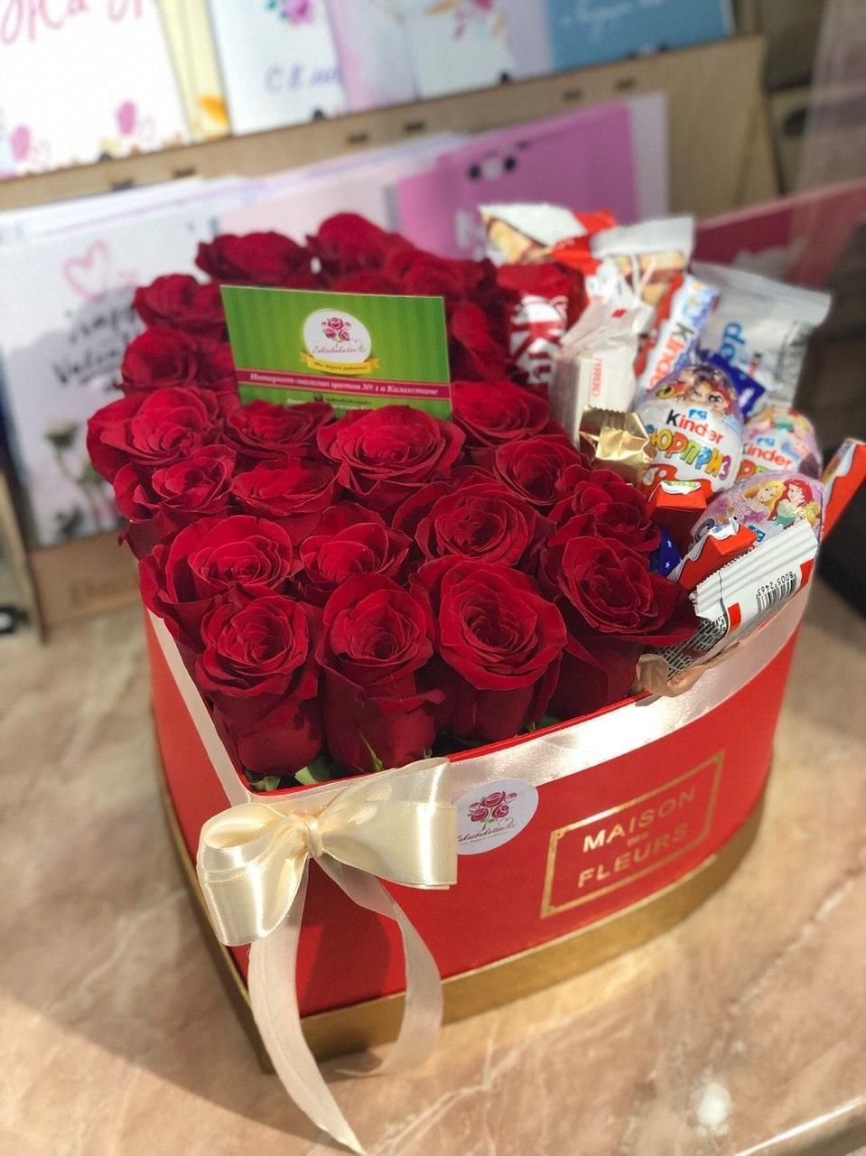 Коробка сердце со сладостями и розами