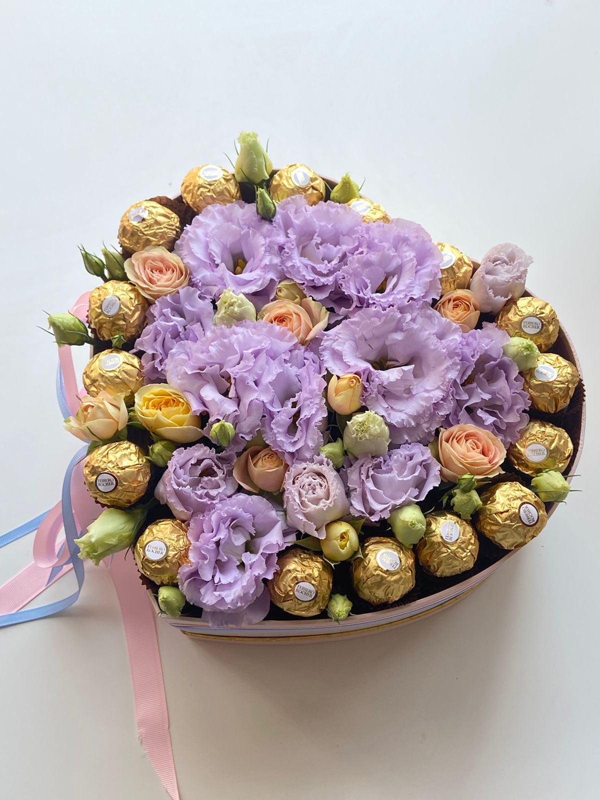 Букет в коробке "Light" из Лизиантуса и роз с добавлением конфет FERRERO ROCHER