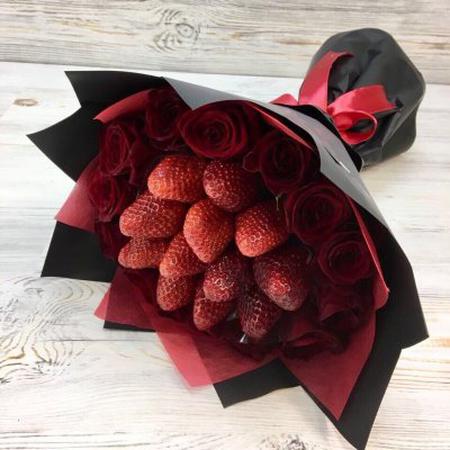 Букет из ягод и цветов "Трюфельная ягодка"