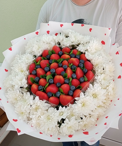 Букет из ягод и цветов "Облако нежности"