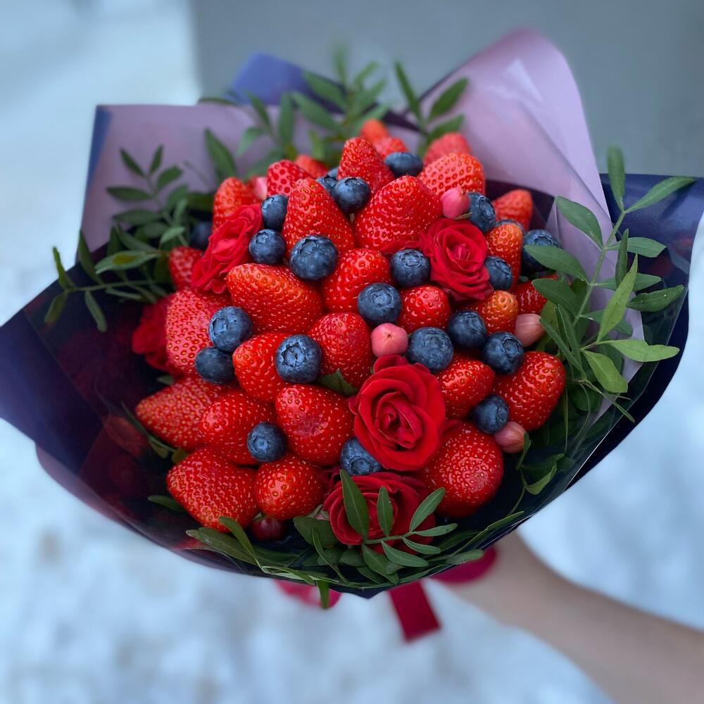 Букет из ягод и цветов "Сахарная ягода"