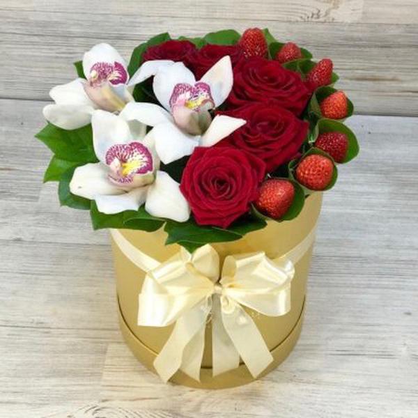 Коробка из клубники и роз