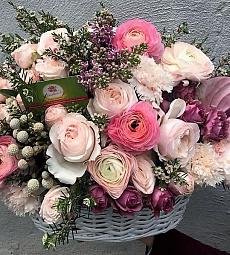 Композиция в корзине "Монро" из брунии, роз, фисташки, Ранункулюсов и сирени 