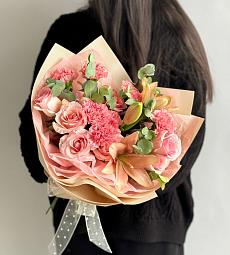 Букет "Giovanni" из гвоздик, лилий, роз и эвкалипта