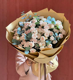 Букет "Молекулы добра" из спрей роз и эвкалипта