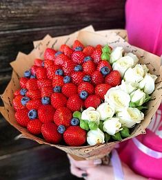 Букет из ягод и цветов "Ягодная любовь"
