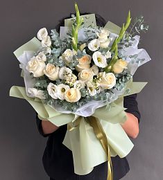 Композиция "Тэльма" из гладиолуса, лизиантуса, розы и эвкалипта