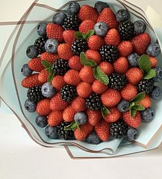 Букет из ягод и цветов "Ягодное наслаждение"