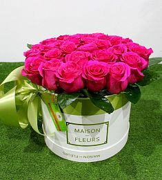 Белая коробка MAISON с розами сорта PINK FLOYD