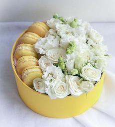 Букет "Арина" из цветов и макарун 