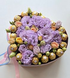 Букет в коробке "Light" из Лизиантуса и роз с добавлением конфет FERRERO ROCHER