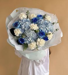 Букет "Хрусталь" из гортензий, гвоздик и роз