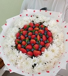 Букет из ягод и цветов "Облако нежности"