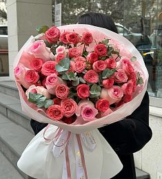 Букет "Волшебный сад" из роз и эвкалипта