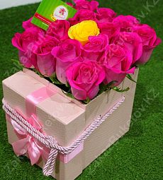 Квадратная шляпная коробка с розами