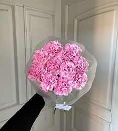 Букет из 11 ярких розовых гвоздик в оформлении