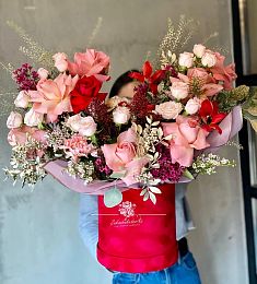 Композиция "Алые паруса" из тюльпан, роз и гвоздик 