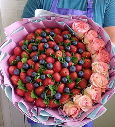 Букет из ягод и цветов "Розовая симфония"
