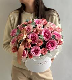 Композиция "Pink garden" из роз и эвкалипта в коробке