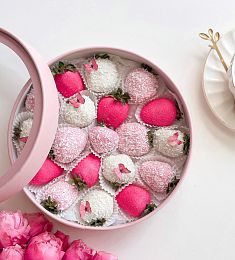 Клубничный бокс "Barbie" клубника в белом и розовом шоколаде