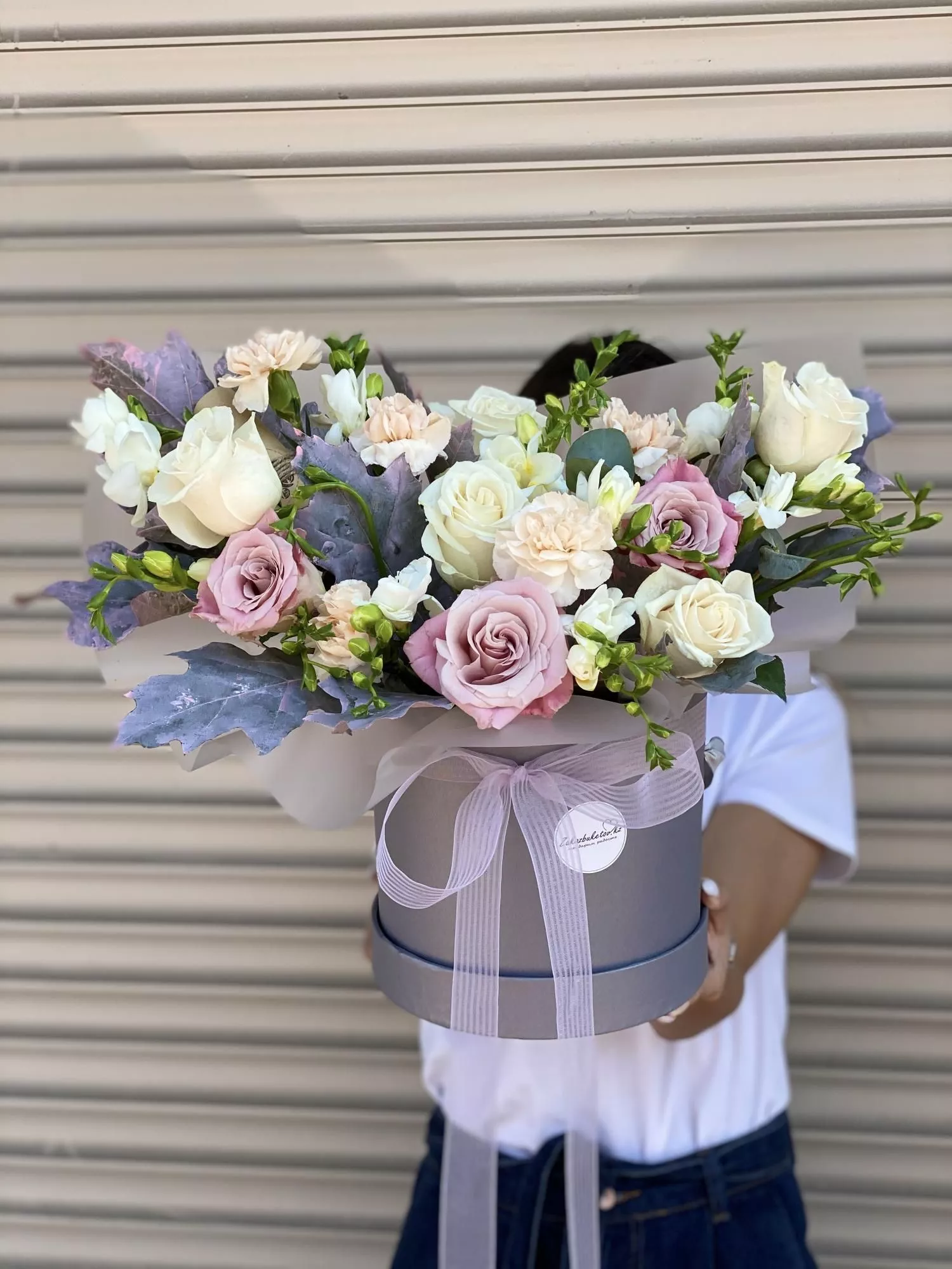 Композиция "Лунная соната" из гвоздик, роз и фрезий