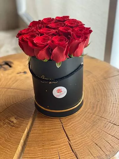 13 красных голландских роз в коробку 3
