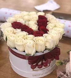 Белые розы с буквой "V"