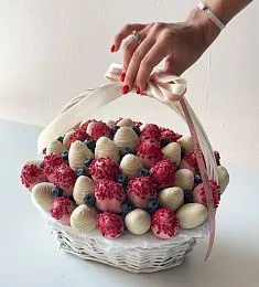 Клубничная корзина "Аэлита" клубника в шоколаде и свежая голубика