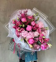 Композиция "Лана Рэй" из пионов и лизиантуса