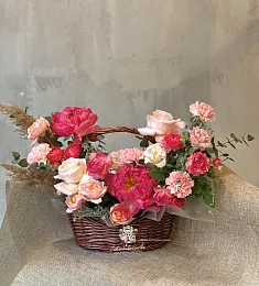Букет в корзинку "Love is" из пионов, роз и гвоздик