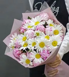 Букет "Двинея" из ромашек и пионов
