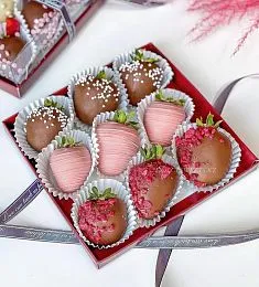 Клубничный бокс "Лунго" клубника в молочном и розовом шоколаде