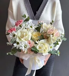 Композиция "Celestial Embrace" из гвоздики, роз, хризантем и пионов в коробке