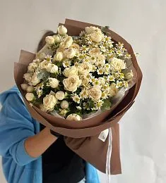 Букет "Химера" из пионовидных спрей роз и ромашек