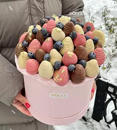 Клубничная коробка "Волшебство" клубника в шоколаде с голубикой