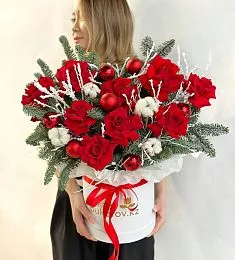 Композиция "Изысканный Балет" из роз, нобилиса и вакциниума