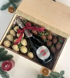Бокс "Игристое" клубника в шоколаде и шампанское
