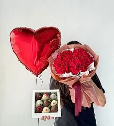 Сет "Анонс любви" букет красных роз, шарик и клубника в шоколаде