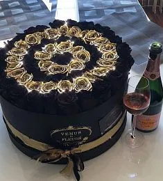 Черные розы в коробке с золотыми "Elegant Spiral"