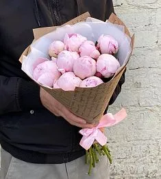11 нежных голландских пионов в крафтовом оформлении