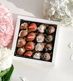 Клубничный бокс "Весна" клубника в шоколаде и свежая голубика
