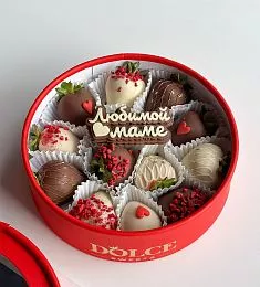 Клубничный бокс "Модерн" S Сочная клубника в нежном молочном и белом итальянском шоколаде в шляпной коробке. 