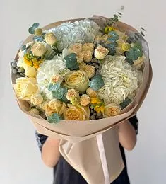 Букет "Флёр" из гортензий, фрезий и роз