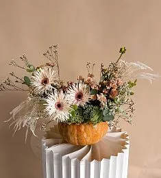 Композиция в тыкве "October wibe" из хризантем, гербер и зелени