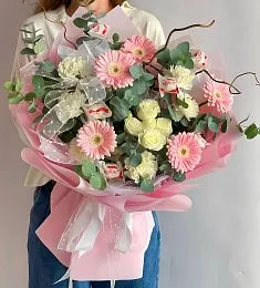 Композиция "Camille" из гвоздик, гербер и Raffaelo