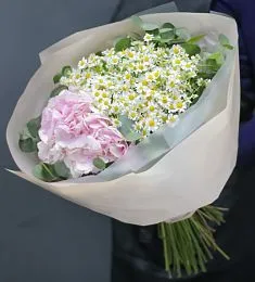 Букет "Мирэя" из гортензий с кустовой ромашкой и эвкалиптом.