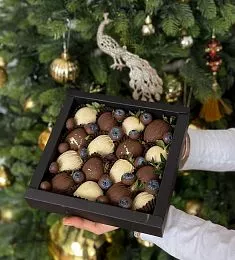 Клубничный бокс "Sweet Chess" клубника и голубика шоколаде