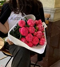 Букет из 25 коралловых пионов в светлом оформлении
